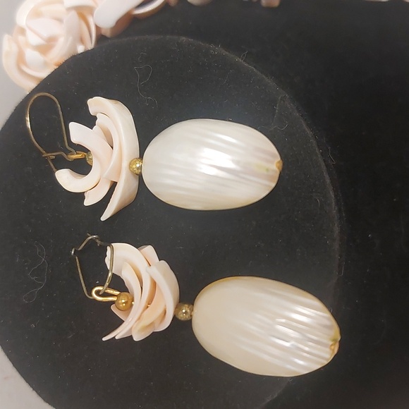 Hawaiian Style Pale Pink Shell Necklace and Matching Earrings - Picture 4 of 16